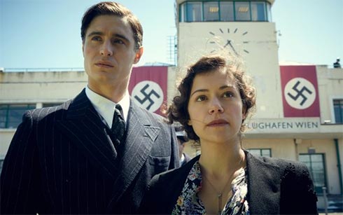 Max Irons and Tatiana Maslany in Woman in Gold