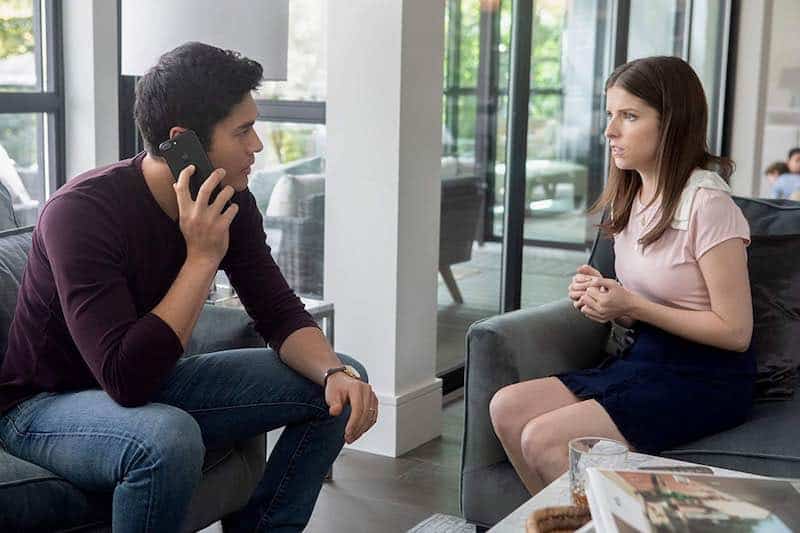 Henry Golding and Anna Kendrick in A Simple Favor