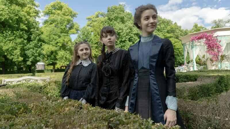 Isa Montalbán, Zoe Bonafonte, and Iratxe Emparan in The Lady's Companion